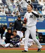 　２回、オリックス・若月（奥）への危険球で退場となったロッテ・石川柊＝ＺＯＺＯマリン