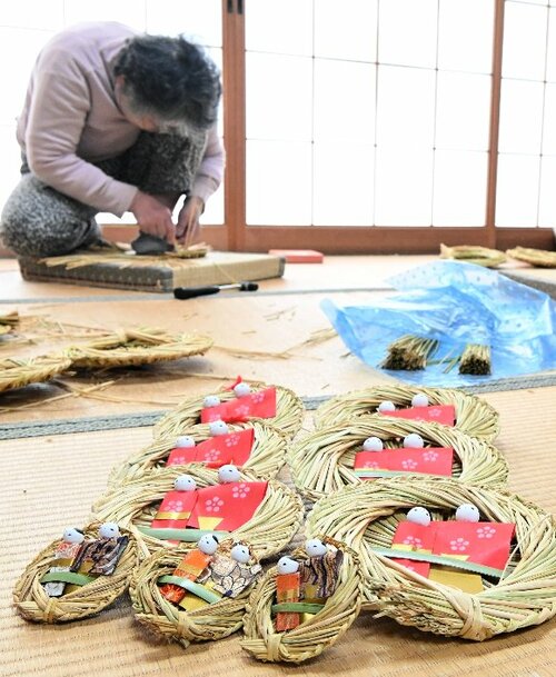 一つ一つ丁寧に流しびなを制作する住民ら＝２６日、鳥取市用瀬町用瀬の二区集会所