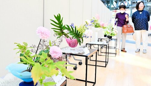 初夏を感じさせる色鮮やかな作品が並ぶ会場
