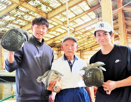 事業承継に向けて取り組む（左から）安藤さん、増田組合長、小林さん＝兵庫県香美町小代区の小代内水面組合