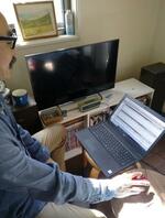 　自宅でのテレワークの様子＝東京都内