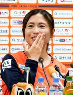 　現役引退の記者会見をするサッカー女子ＷＥリーグ大宮の鮫島彩＝２５日、さいたま市