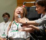　判決後、報告集会で発言する鈴木由美さん＝３日午後、国会