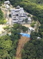 　２０２４年７月、土砂崩れが発生した松山城付近の斜面＝松山市