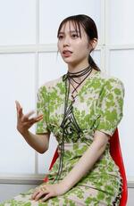 　「子どもの頃は、原爆の写真や史料を見るのが怖かった。今は目をそらさずに学びたいと感じている」と話す秋田汐梨