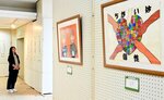 個性の尊重や他者への思いやりをテーマにした作品が並ぶ会場＝３日、香美町の香住区中央公民館
