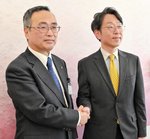 李総領事（右）と握手を交わす深沢市長＝１７日、鳥取市役所