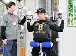 肩甲骨の可動域を広げる独自の器具でトレーニングする根尾投手＝鳥取市のワールドウィング