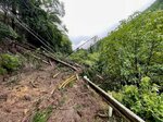 大雨による土砂崩れで寸断された町道志戸坂線＝１日、智頭町駒帰（智頭町提供）