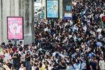　２８日、ミャンマー中部を震源とした強い地震の後、通りに集まる隣国タイの首都バンコクの人々（ロイター＝共同）