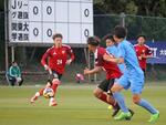 　サッカーＵ―２２Ｊリーグ選抜と関東大学選抜の試合でプレーする選手＝千葉県習志野市