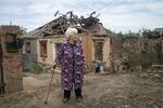 　５月３１日、ウクライナ東部ドネツク州スラビャンスク近郊でロシアの空爆を受けた住宅地（ゲッティ＝共同）