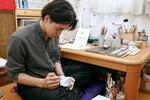 　絵付けをする山☆（崎の大が立の下の横棒なし）大輝さん＝５月１５日、石川県川北町