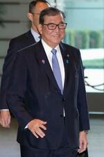 　首相官邸に入る石破首相＝１４日午前