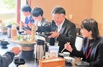新メニューの「菅笠鹿野そば」を試食する関係者ら