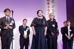 　第６２回ギャラクシー賞のテレビ部門の大賞に選ばれ、贈賞式であいさつする「虎に翼」の脚本家の吉田恵里香さん（中央）ら＝２日午後、東京都内