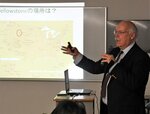オオカミを再導入した取り組みなどを紹介するブラウン氏＝１５日、鳥取市扇町の県立生涯学習センター