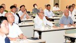 「働き方改革にどう立ち向かうか」と題した中野さんの講演に耳を傾ける出席者＝２２日、倉吉市上井１丁目の日本海新聞中部本社ホール