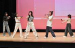 ３１日のデビューイベントを前にリハーサルするシーブルームのメンバー＝２５日、鳥取市のとりぎん文化会館小ホール