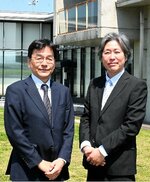 大山町商工観光課に派遣された柴田さん（左）と長谷川さん＝大山町役場大山支所