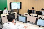 野鳥対策を話し合う連絡会議のメンバーら＝１０日、鳥取県庁