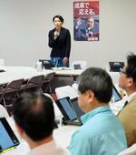 　自民党の沖縄振興調査会の会合で発言する小渕優子会長（奥）＝８日午後、東京・永田町の党本部