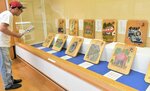 若桜の歴史や名所などをテーマにしたかるたが並ぶ会場