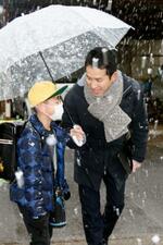 　岐阜市立長良東小前で、登校する児童（左）を出迎える中村有希さん＝２月