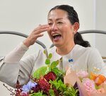 花束を受け取り涙を浮かべる森さん＝２５日午後１０時６分、米子市加茂町２丁目