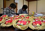 一つ一つ丁寧に流しびなを制作する住民ら