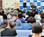 外来ロビーで演奏を披露するこまつさん（正面）＝１６日、米子市西町の鳥取大医学部付属病院