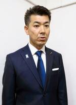 　記者団の取材に応じる立憲民主党の泉代表＝１０日午後、京都市