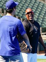　試合前、ドジャース・大谷（左）と話すホワイトソックスのテムズ打撃コーチ＝６月２４日、シカゴ（共同）