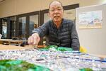 　石川県穴水町の被災前の町並みを再現したジオラマを制作したチョ弘利さん＝２月、神戸市