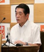　愛媛県庁で記者会見する中村時広知事＝２１日午前