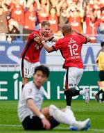 　浦和―横浜ＦＣ　後半、決勝ゴールを決め祝福される浦和・グスタフソン（左）＝埼玉スタジアム