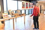 石破氏ゆかりの品々や資料が並ぶ会場＝２３日、鳥取市今町２丁目の丸由百貨店