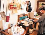 器や雑貨など多彩な品物が並ぶ会場