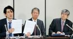 　東京地裁判決を受け、記者会見する江蔵智さん（中央）と弁護士ら＝２１日午後、東京・霞が関の司法記者クラブ
