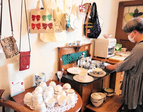器や雑貨など多彩な品物が並ぶ会場