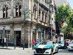 　２日、メキシコ市中心部を走る警察車両（共同）