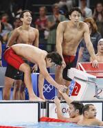 　男子８００メートルリレー予選のレースを終え最終泳者の柳本幸之介（下）を迎える真野秀成。奥左は村佐達也、同右は松元克央。決勝進出を決めた＝パリ郊外（共同）