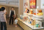 来館者を迎えるアンパンマンと仲間たち＝２０１２年８月４日掲載、三朝町
