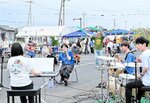 アマチュアバンドの演奏で盛り上がる会場