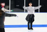 　大人向けのスケート教室で指導する柴田嶺さん（右）＝３月、東京都立川市の「ＭＡＯ　ＲＩＮＫ」