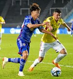 サッカーＵ―２０Ｗ杯１次リーグのコロンビア戦で攻め込む佐野（左）＝ラプラタ（共同）