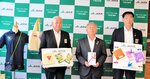 啓発用品を紹介する清水会長（左）ら