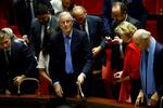 　フランス国民議会で内閣不信任決議案が可決された後、議場に立つバルニエ首相（中央）＝４日、パリ（ロイター＝共同）