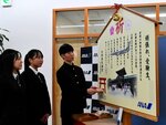 受験生の合格を祈願する絵馬を投函する生徒＝１０日、鳥取市湖山町西４丁目の鳥取砂丘コナン空港