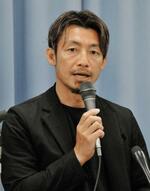 　記者会見でＮＰＯ法人「Ｋｉｚｕｎａ」設立を発表する元プロ野球選手の鳥谷敬さん＝２７日、大阪府庁